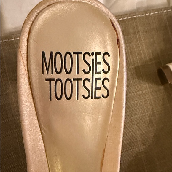 Mootsies Tootsies Women's Cream satin Bow Mules - Picture 2 of 6